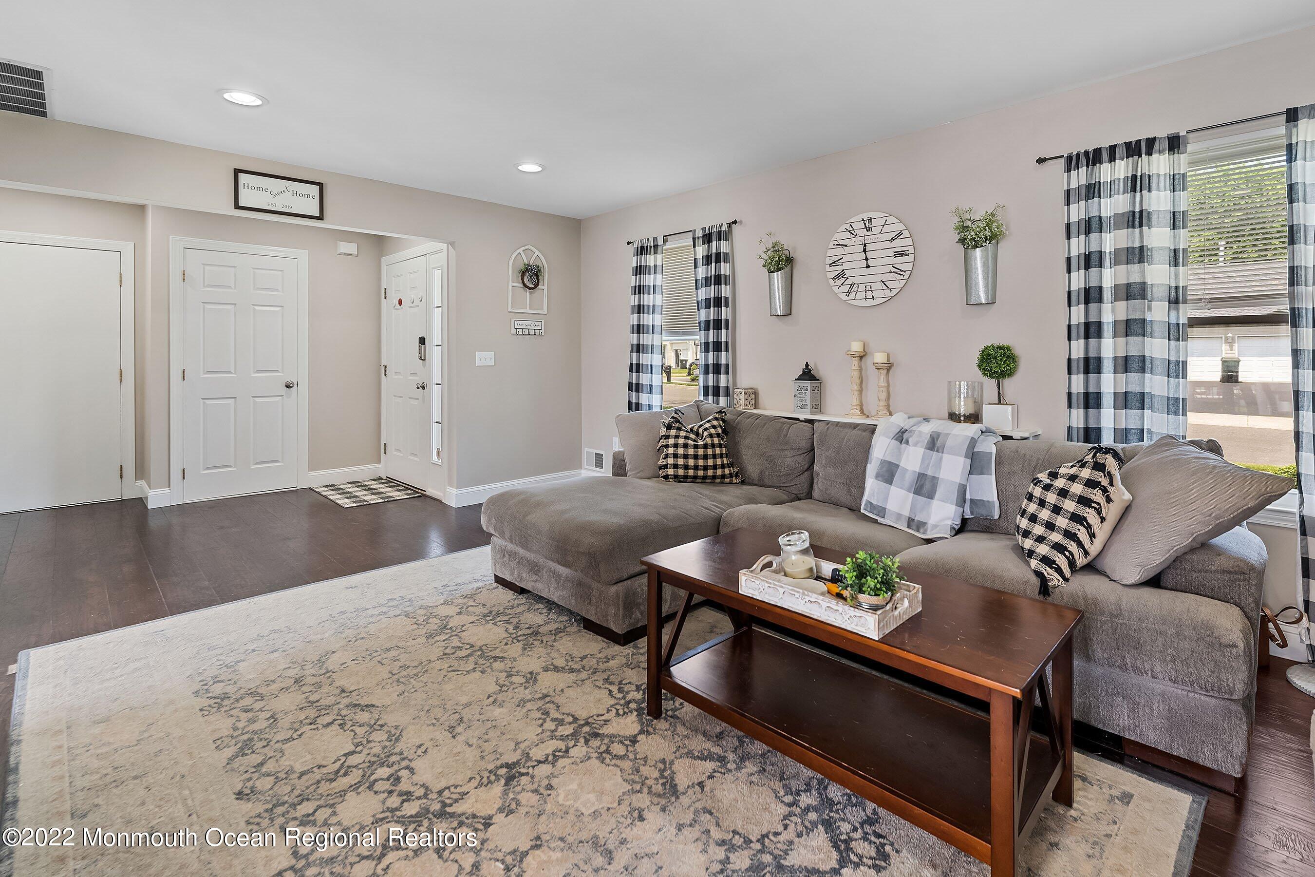 21 Bryce Canyon Road Howell, NJ 07731 - Photo 20 of 43 17-Living1a.