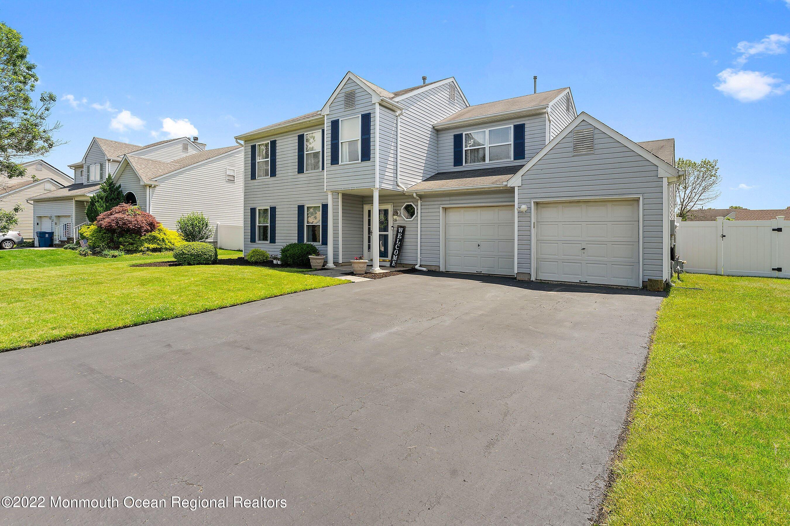 21 Bryce Canyon Road Howell, NJ 07731 - Photo 2 of 43 08-FrontRight.