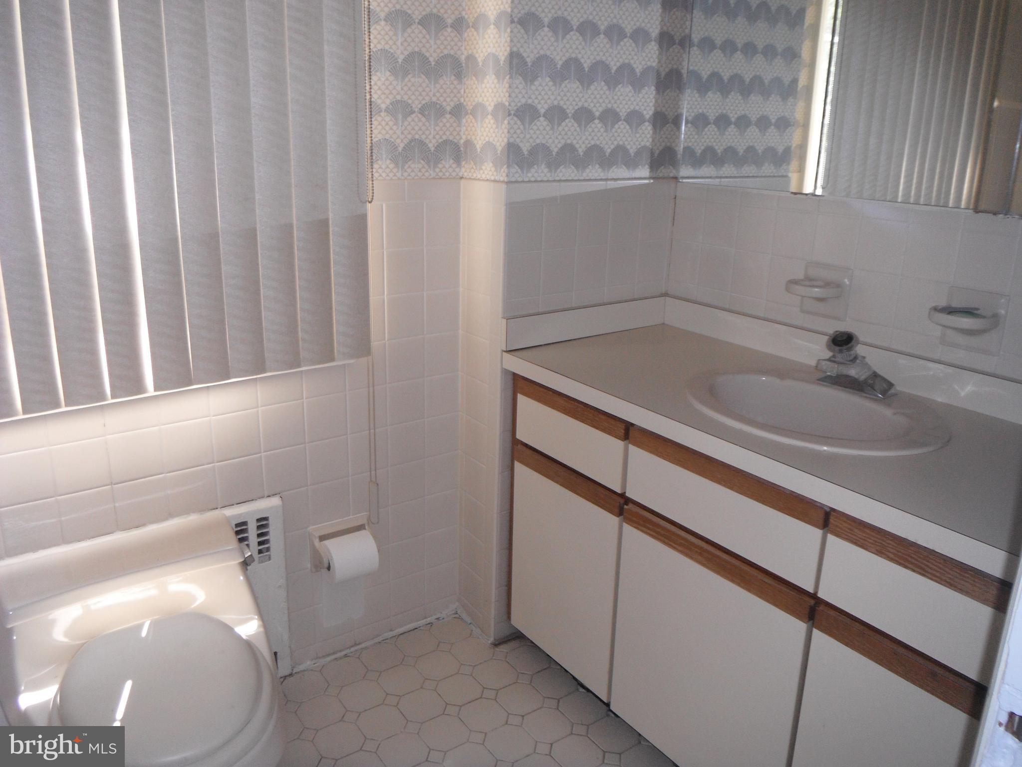 616 Croyden Road Cheltenham, PA 19012 - Photo 20 of 27 Hall bath
