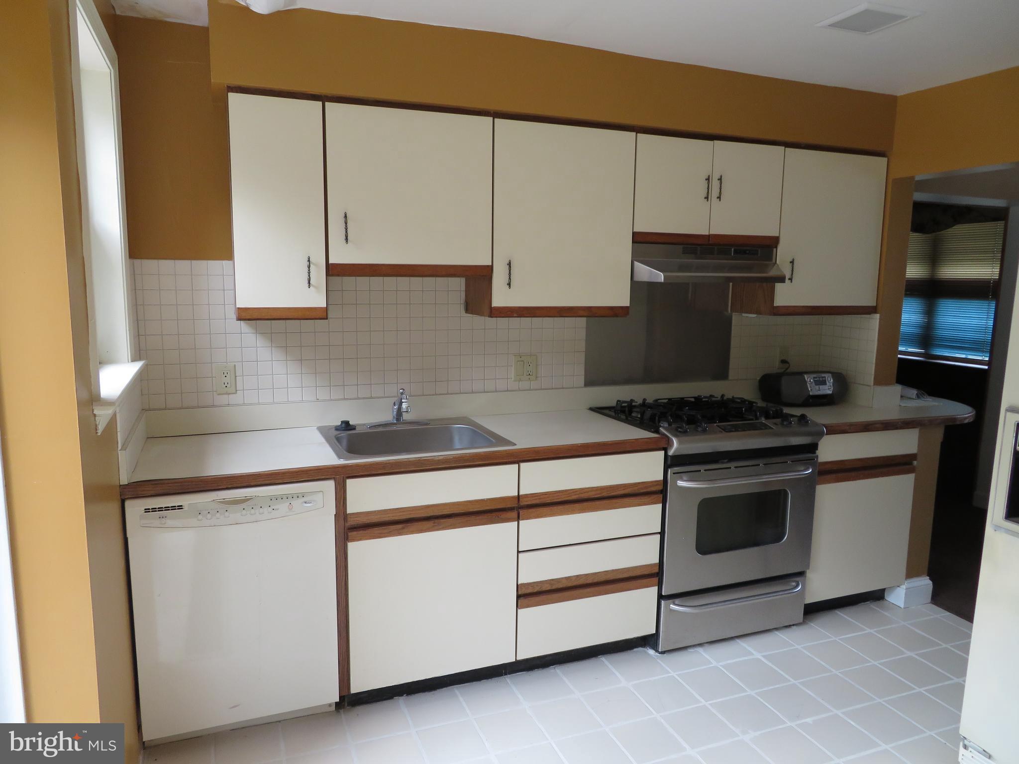 616 Croyden Road Cheltenham, PA 19012 - Photo 10 of 27 Kitchen with upgraded stove.