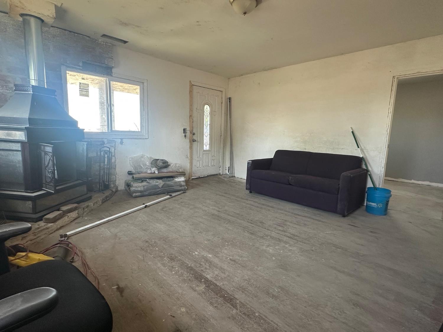 7599 Ave 152 Tipton, CA 93272 - Photo 2 of 17 a room with a couch and dresser