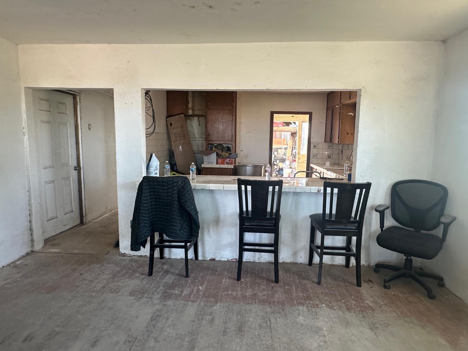 7599 Ave 152 Tipton, CA 93272 - Photo 4 of 17 a view of a livingroom with furniture and window