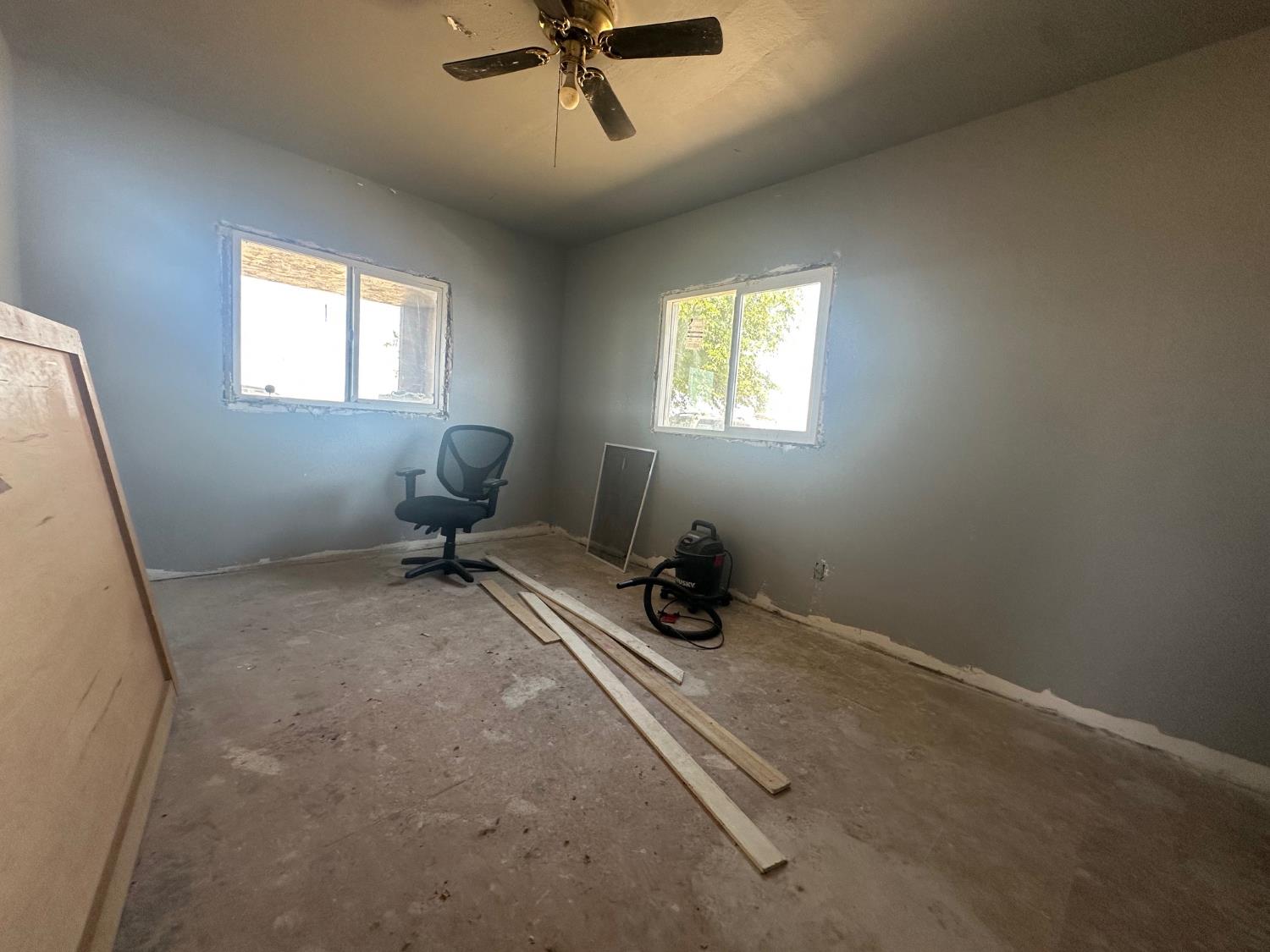 7599 Ave 152 Tipton, CA 93272 - Photo 6 of 17 a room with gym equipment and a window