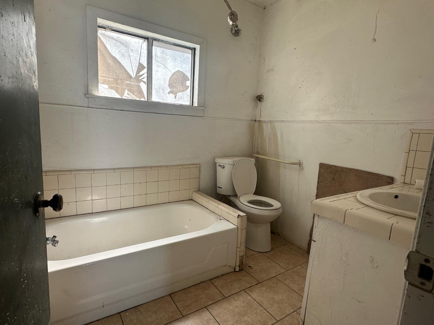 7599 Ave 152 Tipton, CA 93272 - Photo 7 of 17 a bathroom with a bathtub and window