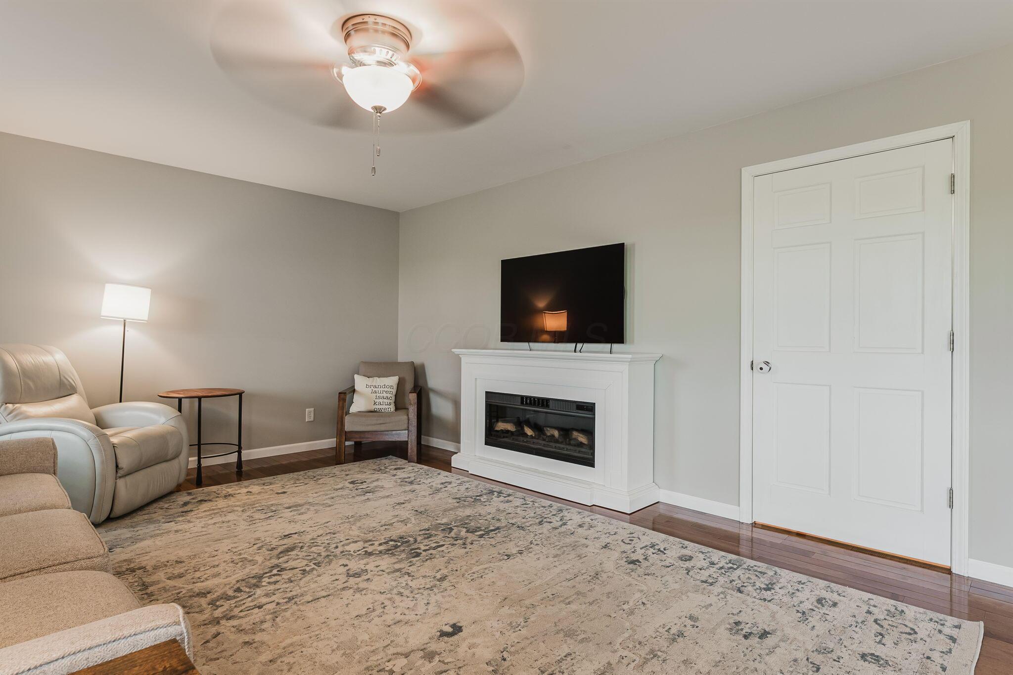 6722 Crumley Road Southwest Lancaster, OH 43130 - Photo 22 of 92 Living Room