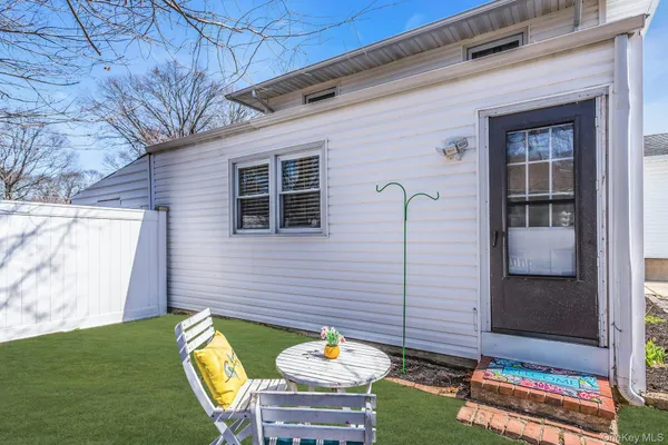 $649,999 | 5 Diane Place, Bay Shore, NY 11706