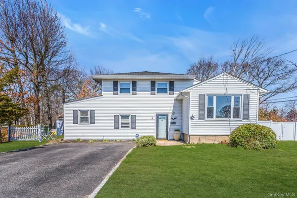 $649,999 | 5 Diane Place, Bay Shore, NY 11706