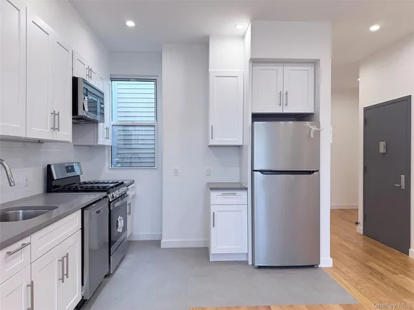 a view of fireplace with washer and dryer