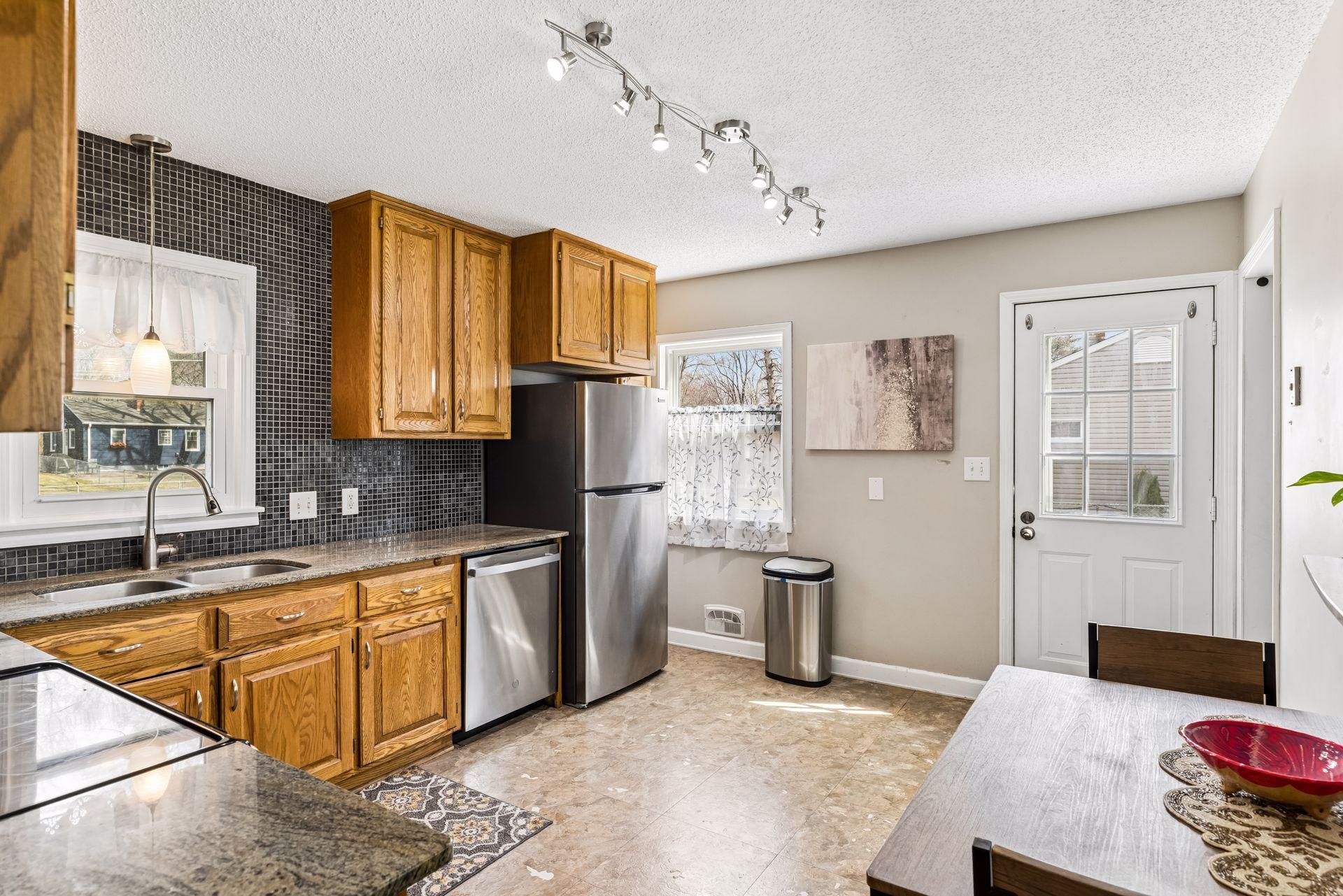 549 Doris Avenue Shoreview, MN 55126 - Photo 8 of 32