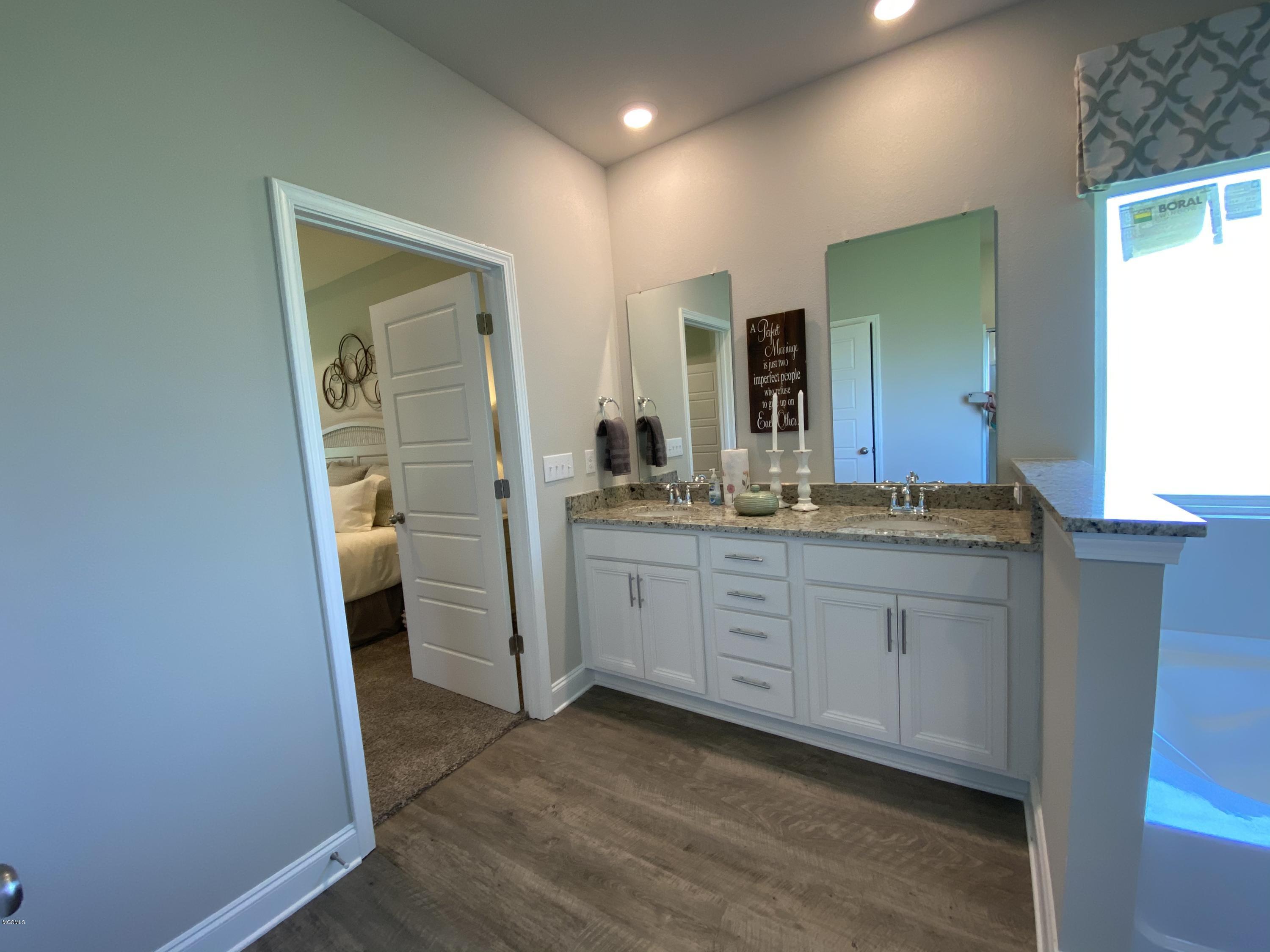 11191 Shorecrest Road Biloxi, MS 39532 - Photo 19 of 26 Destin 1st Suite Bath (3)
