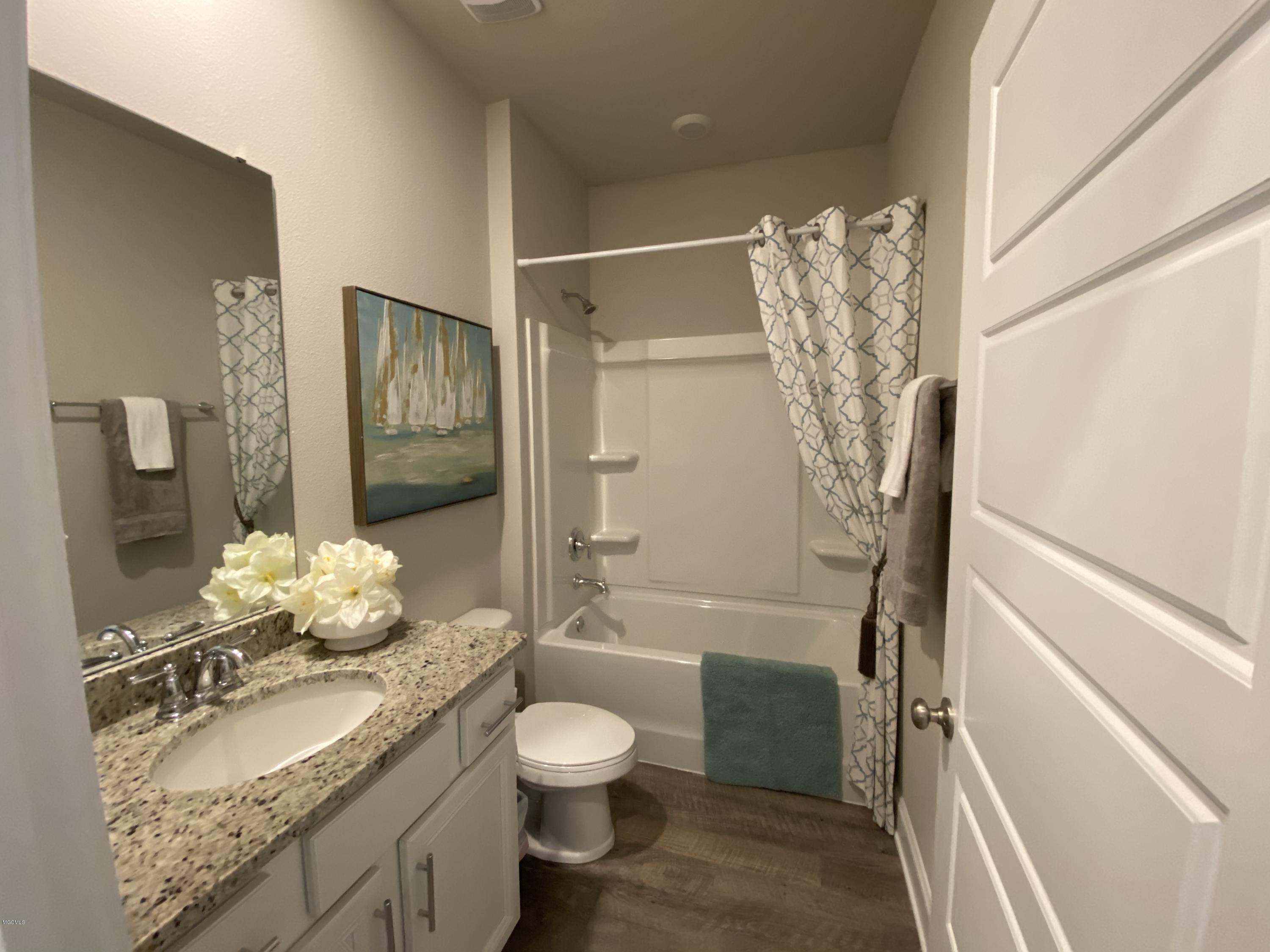 11191 Shorecrest Road Biloxi, MS 39532 - Photo 22 of 26 Destin Hall Bath