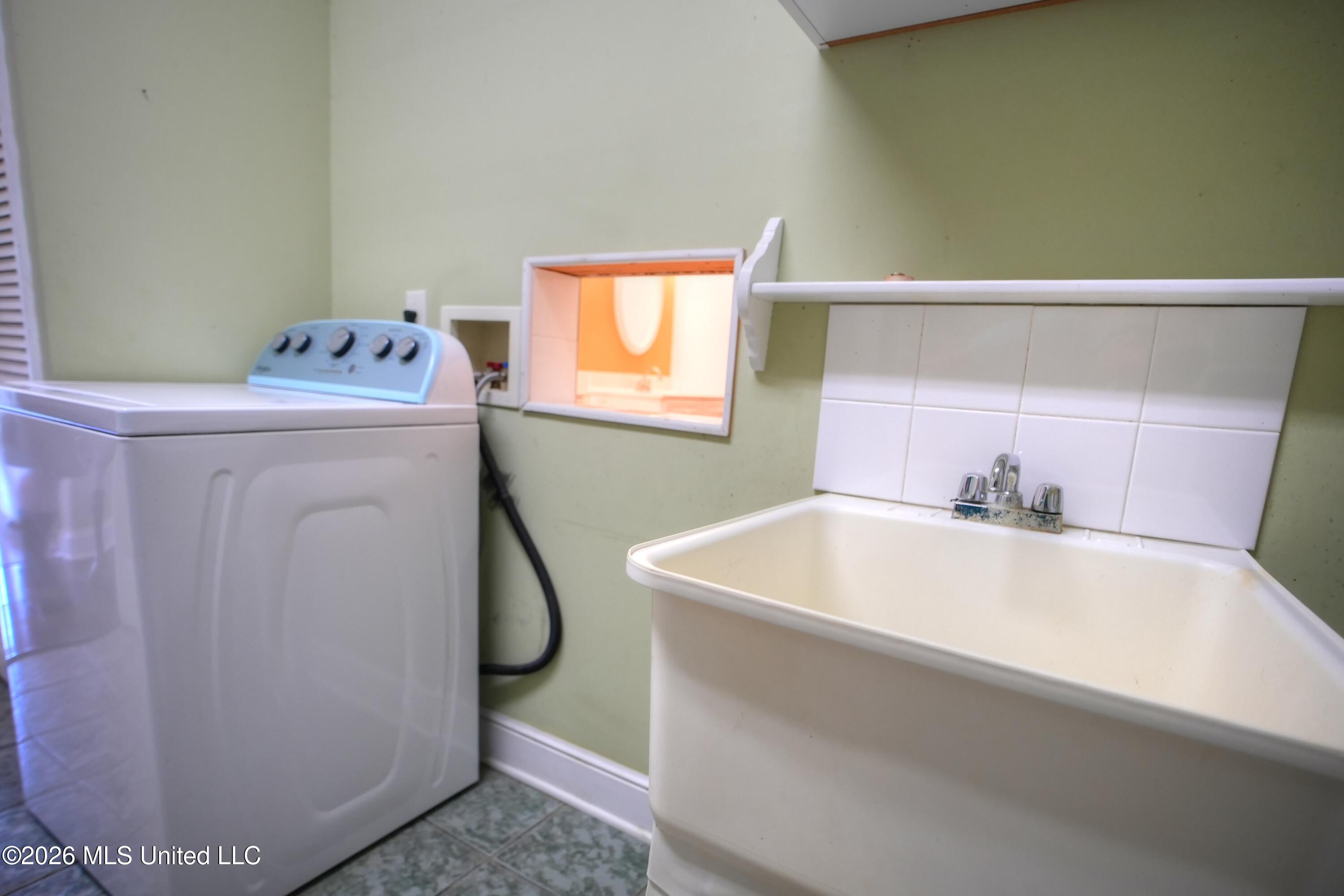 1663 Cedar Trail Cove Hernando, MS 38632 - Photo 27 of 33 1663 Cedar Trail Laundry 2
