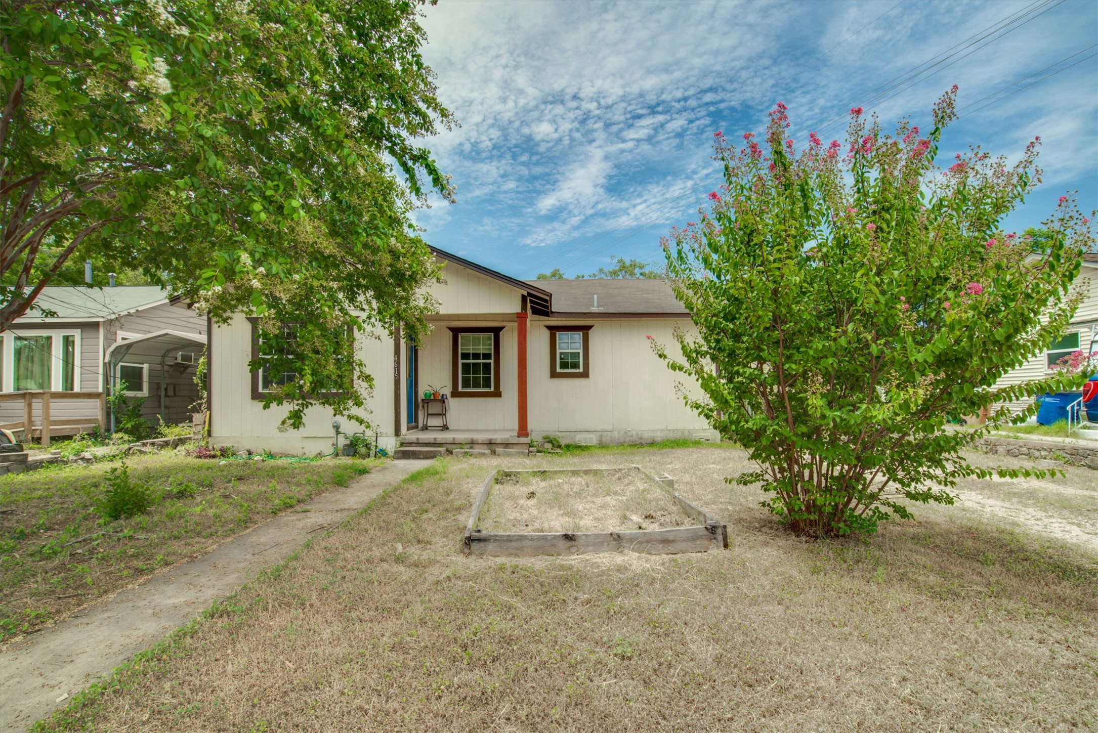 4615 Ribbecke Avenue Austin, TX 78721 - Photo 19 of 19 View of front facade featuring a front lawn and covered porch