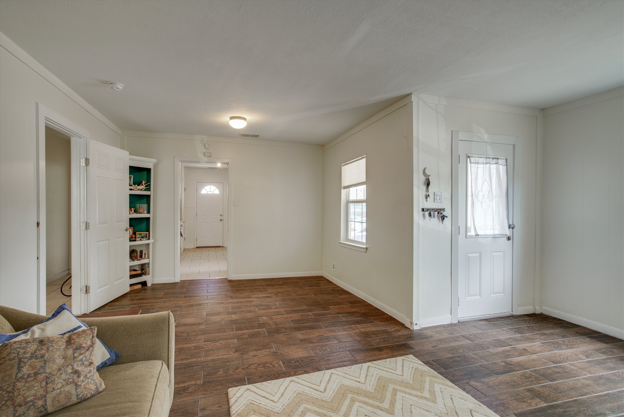 4615 Ribbecke Avenue Austin, TX 78721 - Photo 6 of 19 Foyer featuring dark wood-style flooring and crown molding