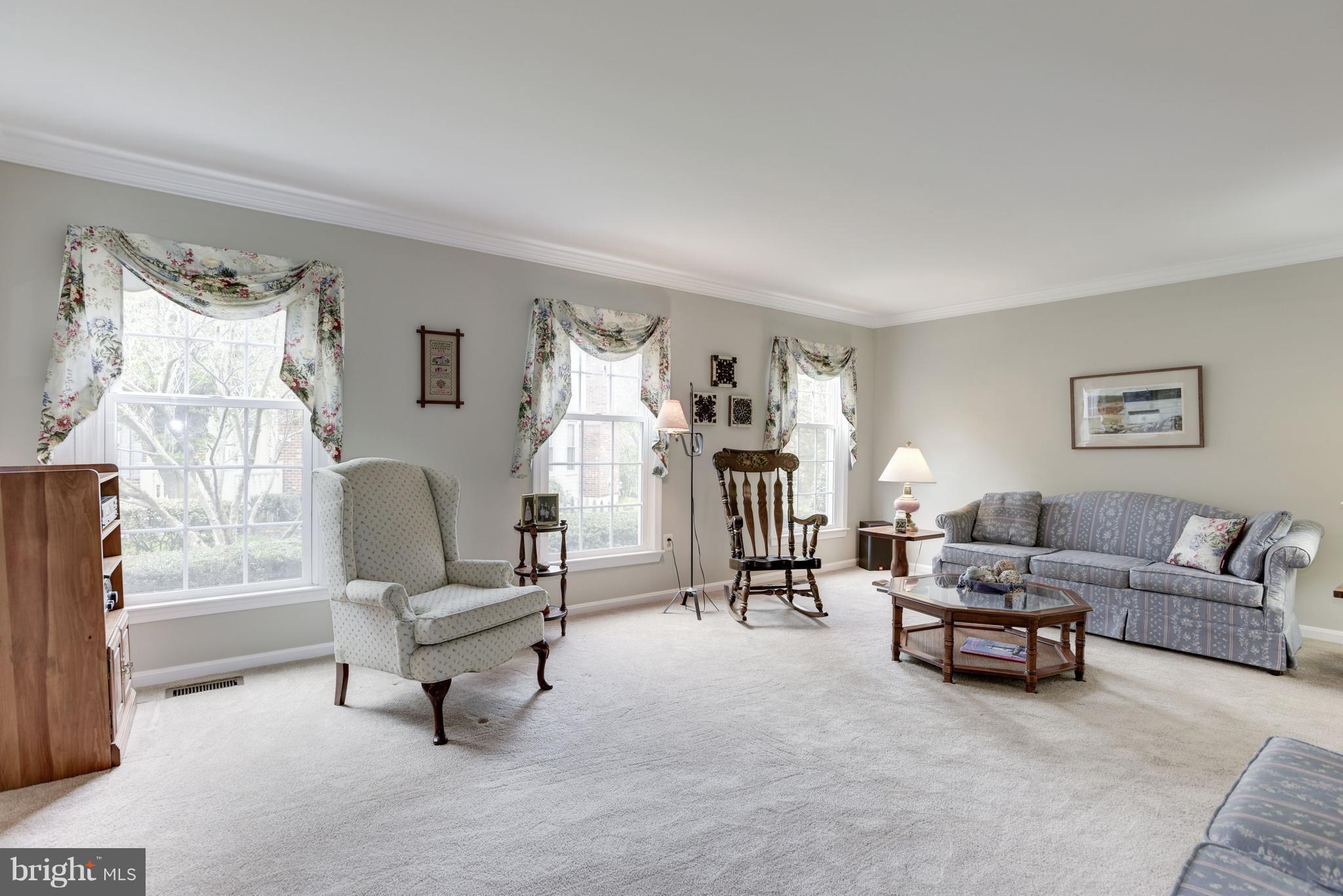14 Rutledge Court Sterling, VA 20165 - Photo 4 of 30 Living Room