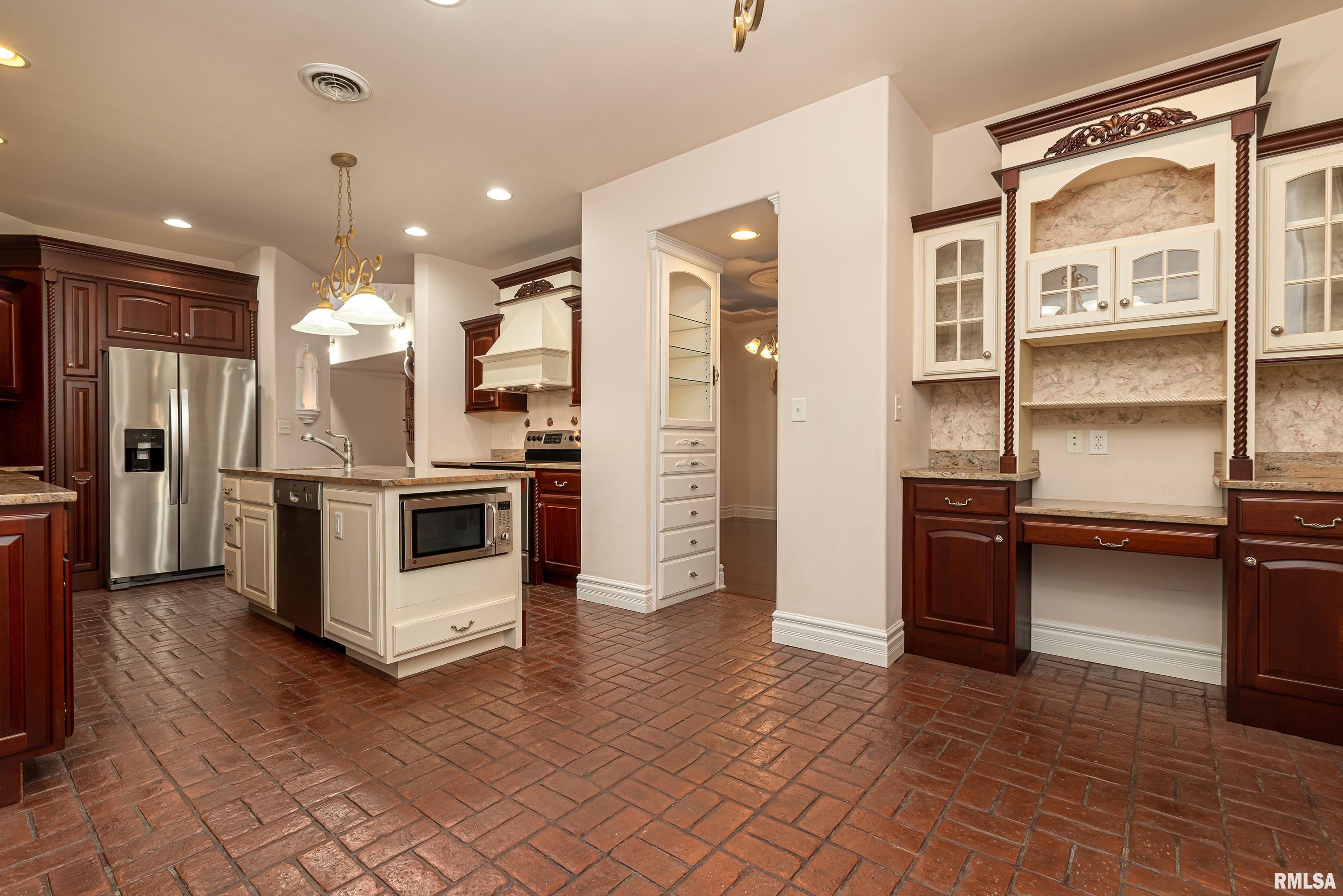 305 Twin Lakes Road Carterville, IL 62918 - Photo 11 of 45 Gallery Image 11