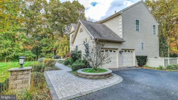 a view of a house with backyard and garden