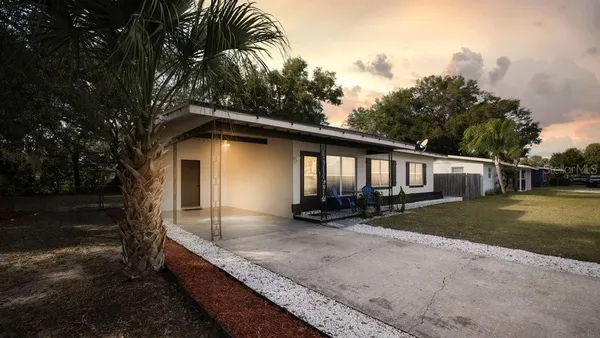 a view of a house with backyard and garden