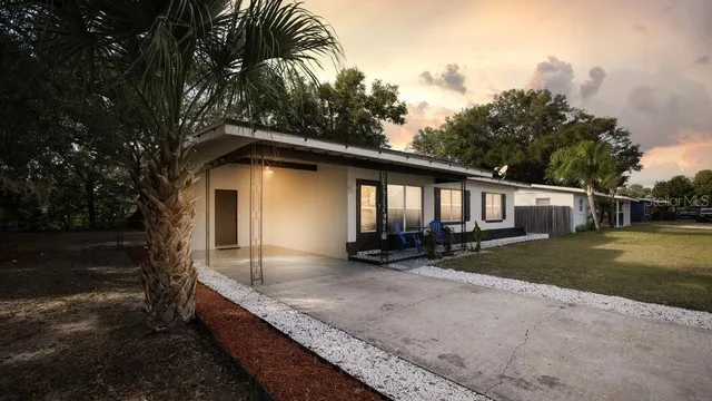 a view of a house with backyard and garden