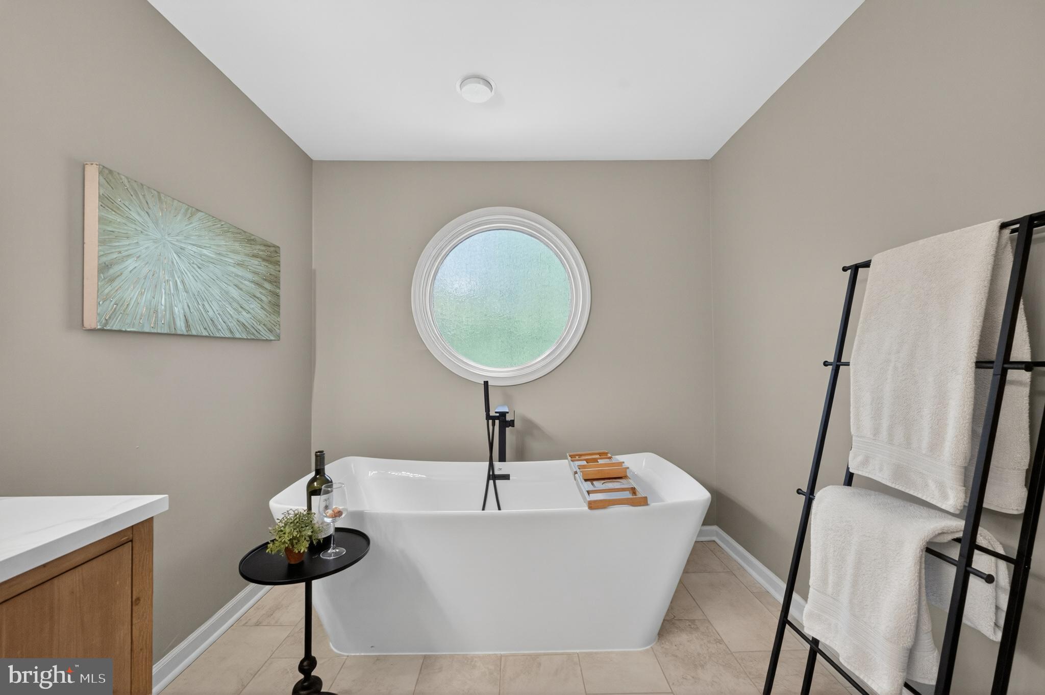 2906 Oakton Ridge Circle Oakton, VA 22124 - Photo 22 of 42 a room with a couch