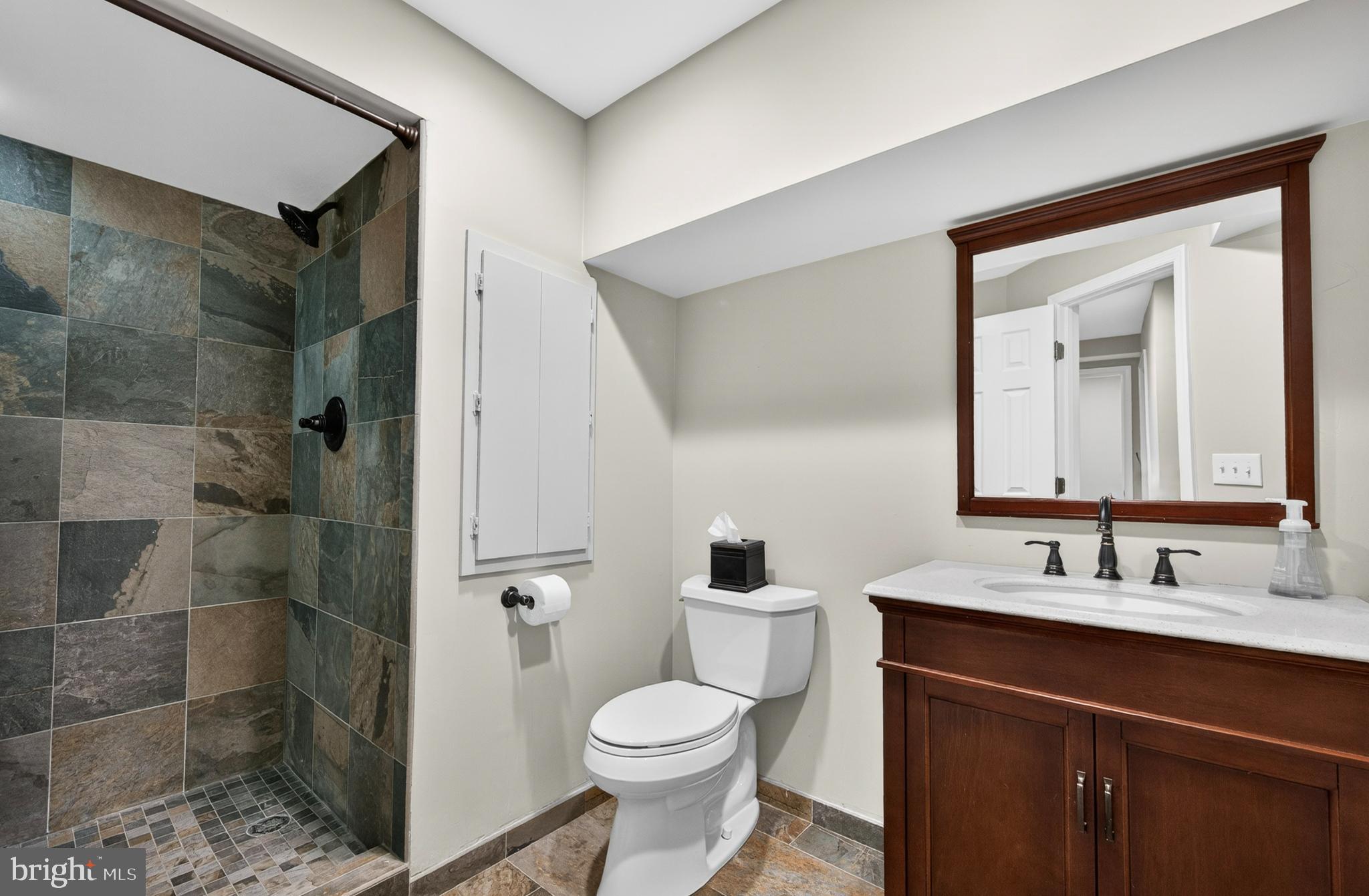 2906 Oakton Ridge Circle Oakton, VA 22124 - Photo 29 of 42 a bathroom with a sink toilet and shower