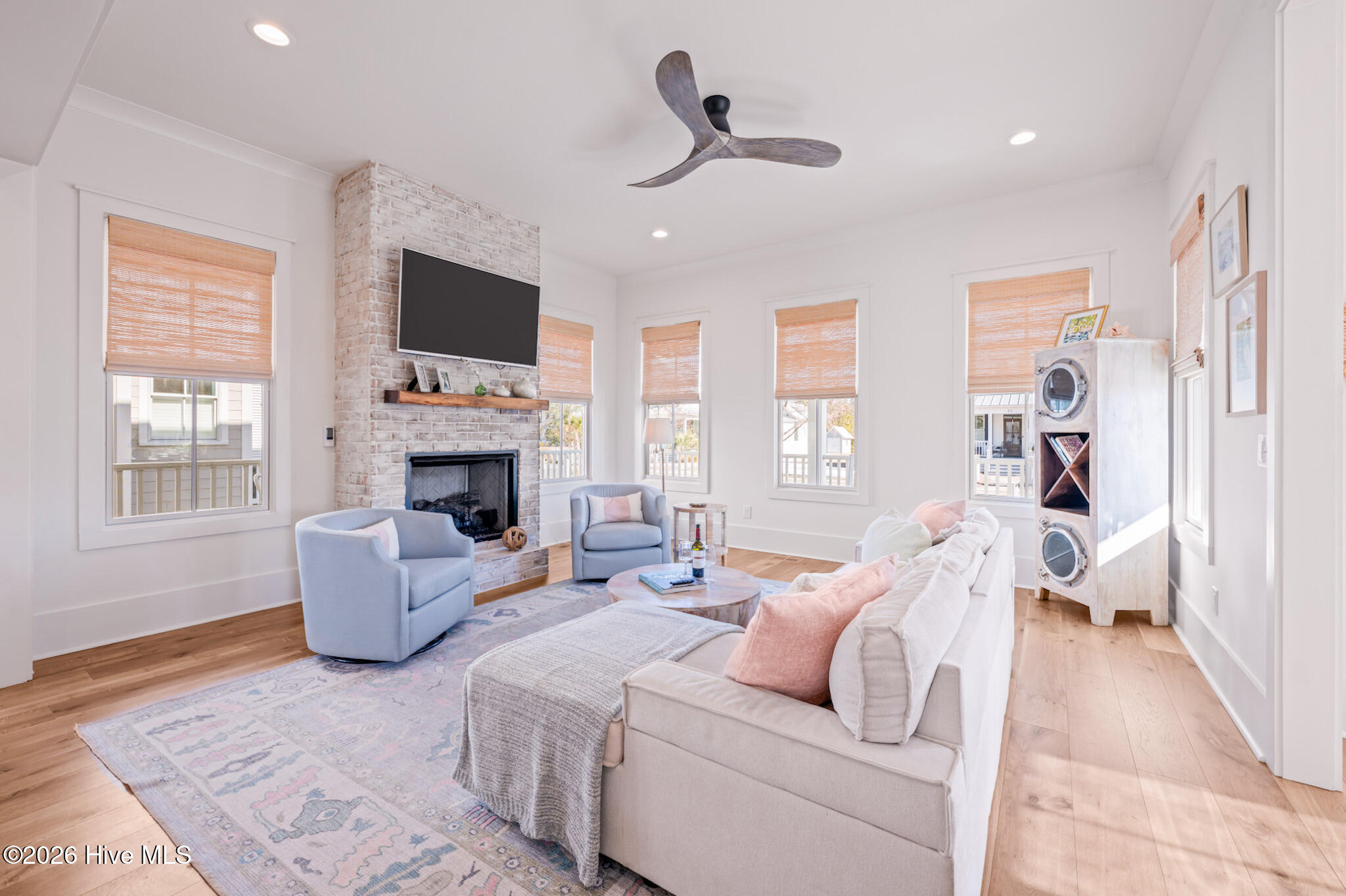 72 Boathouse Road Oriental, NC 28571 - Photo 8 of 40 Living Room 01