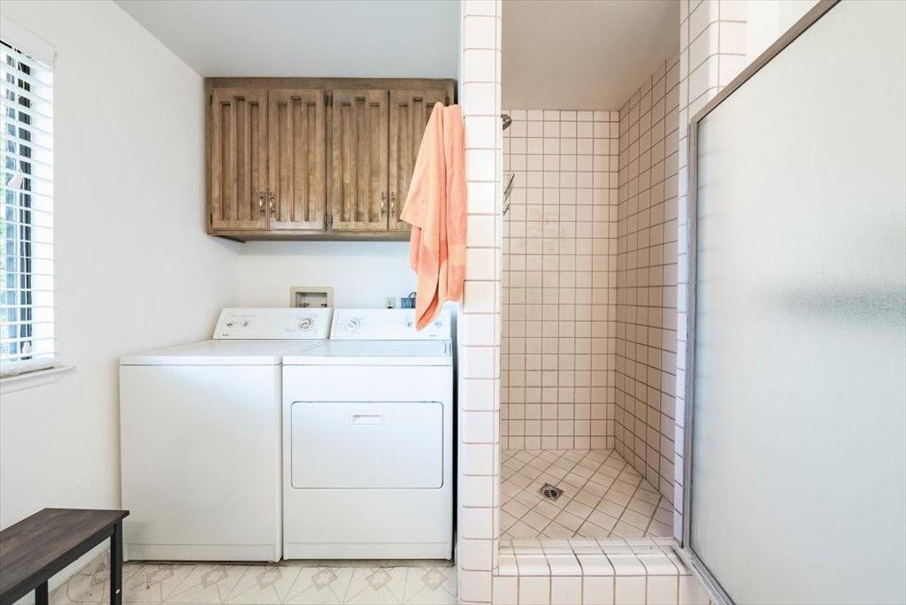 14066 Skyview Road Madera, CA 93636 - Photo 29 of 42 a bathroom with a shower toilet and sink