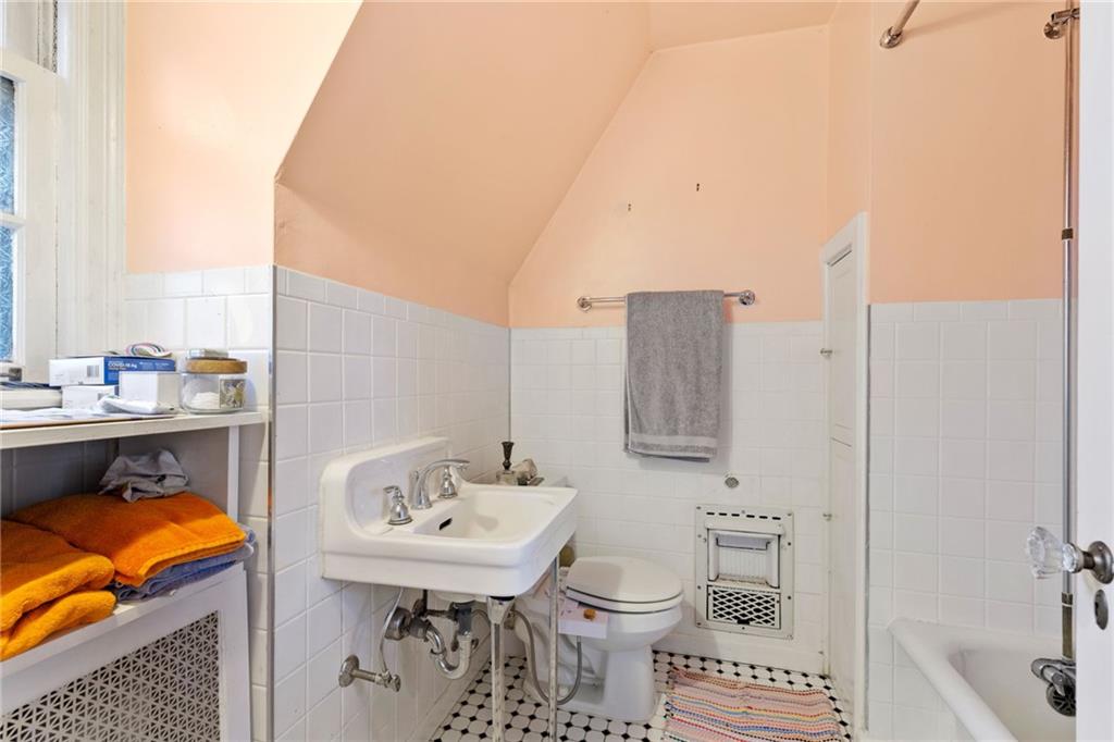 7008 Thomas Boulevard Pittsburgh, PA 15208 - Photo 19 of 23 a bathroom with a sink toilet and shower