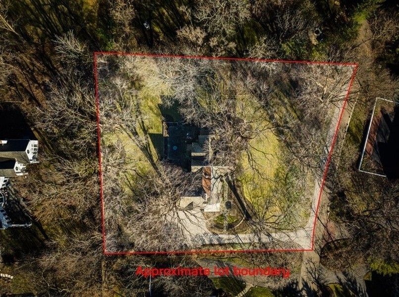 180 Dewindt Road Winnetka, IL 60093 - Photo 7 of 7 a view of a lot of flowers and trees