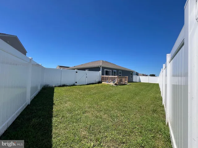 a view of a back yard