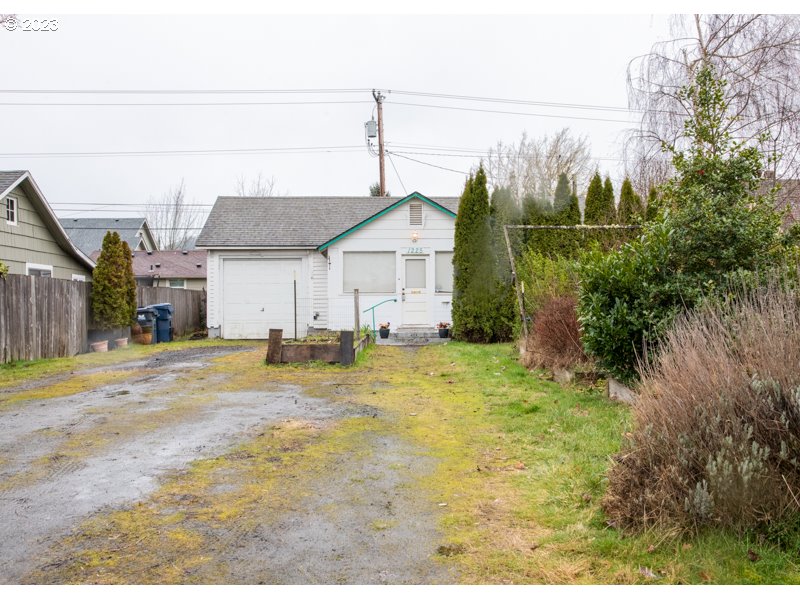1225 E Street Springfield, OR 97477 - Photo 1 of 25 a view of a house with a yard