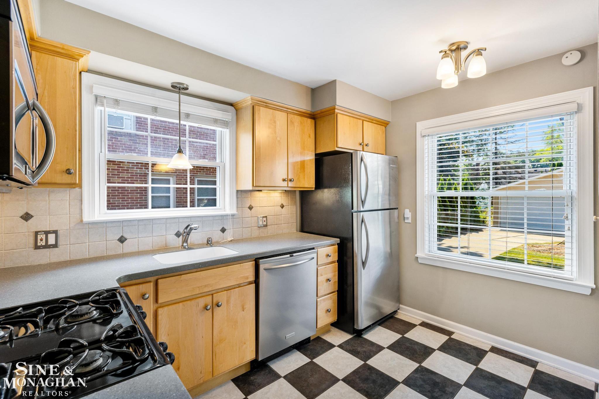 1883 Oxford Road Grosse Pointe, MI 48236 - Photo 8 of 23 50155159-e9f8dc65-d052-4ef5-95f3-1ee23634be18.JPG