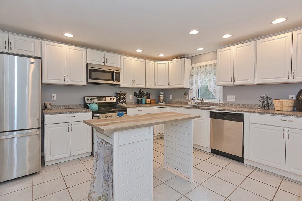 141 County Road East Freetown, MA 02717 - Photo 12 of 42