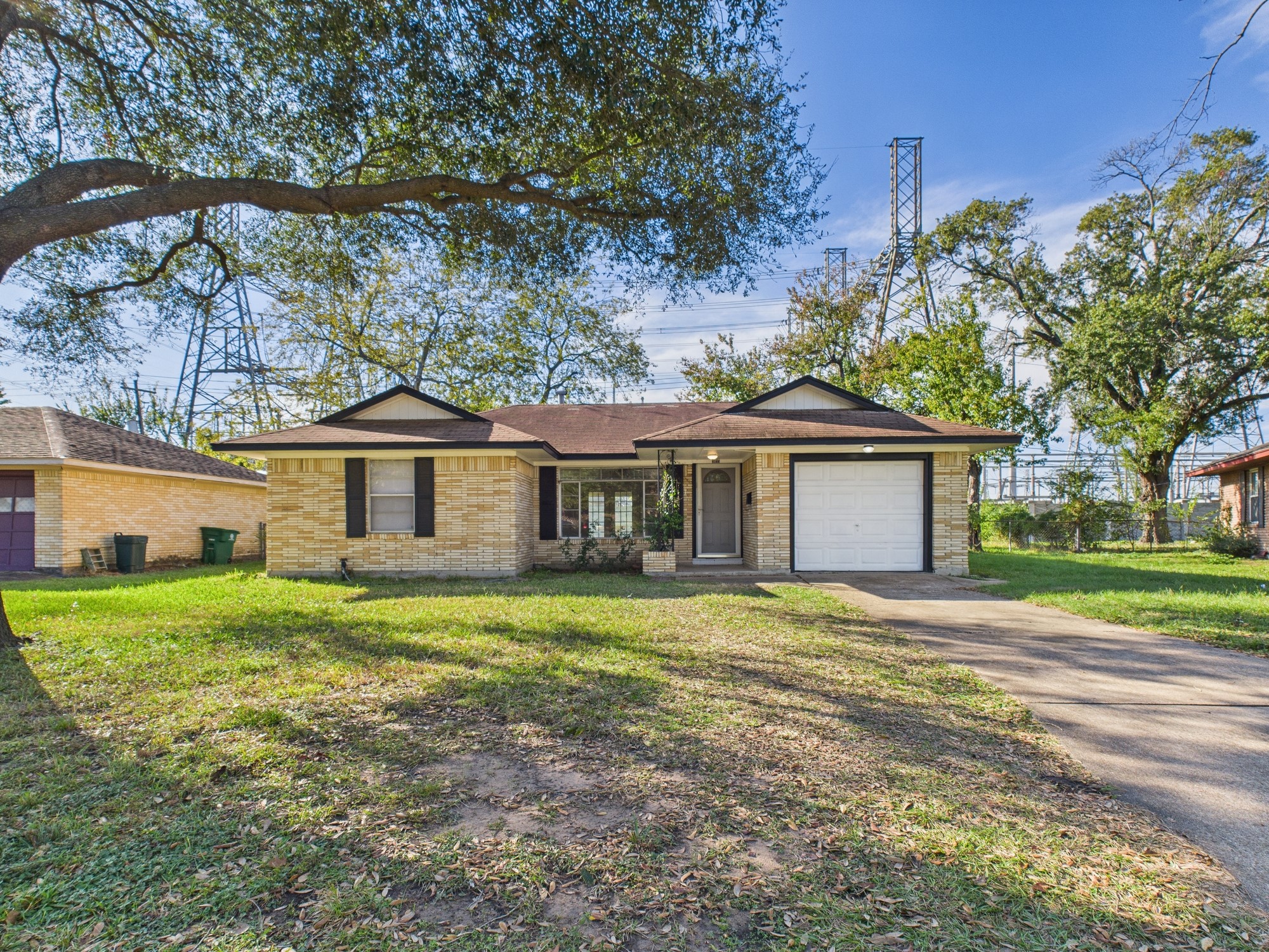 3035 Guese Road Houston, TX 77018 - Photo 1 of 20 a front view of a house with a garden