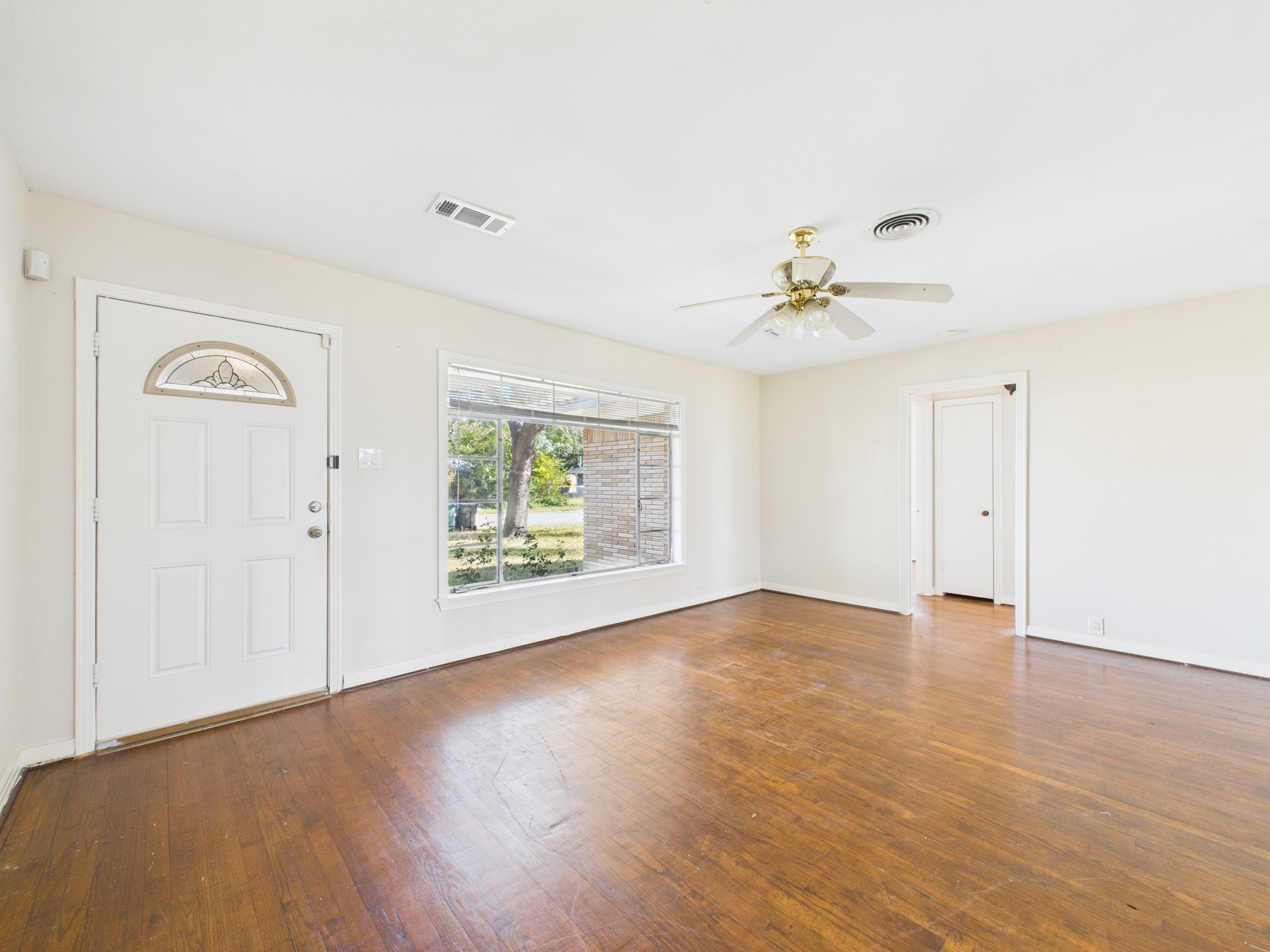 3035 Guese Road Houston, TX 77018 - Photo 2 of 20 an empty room with fan and windows