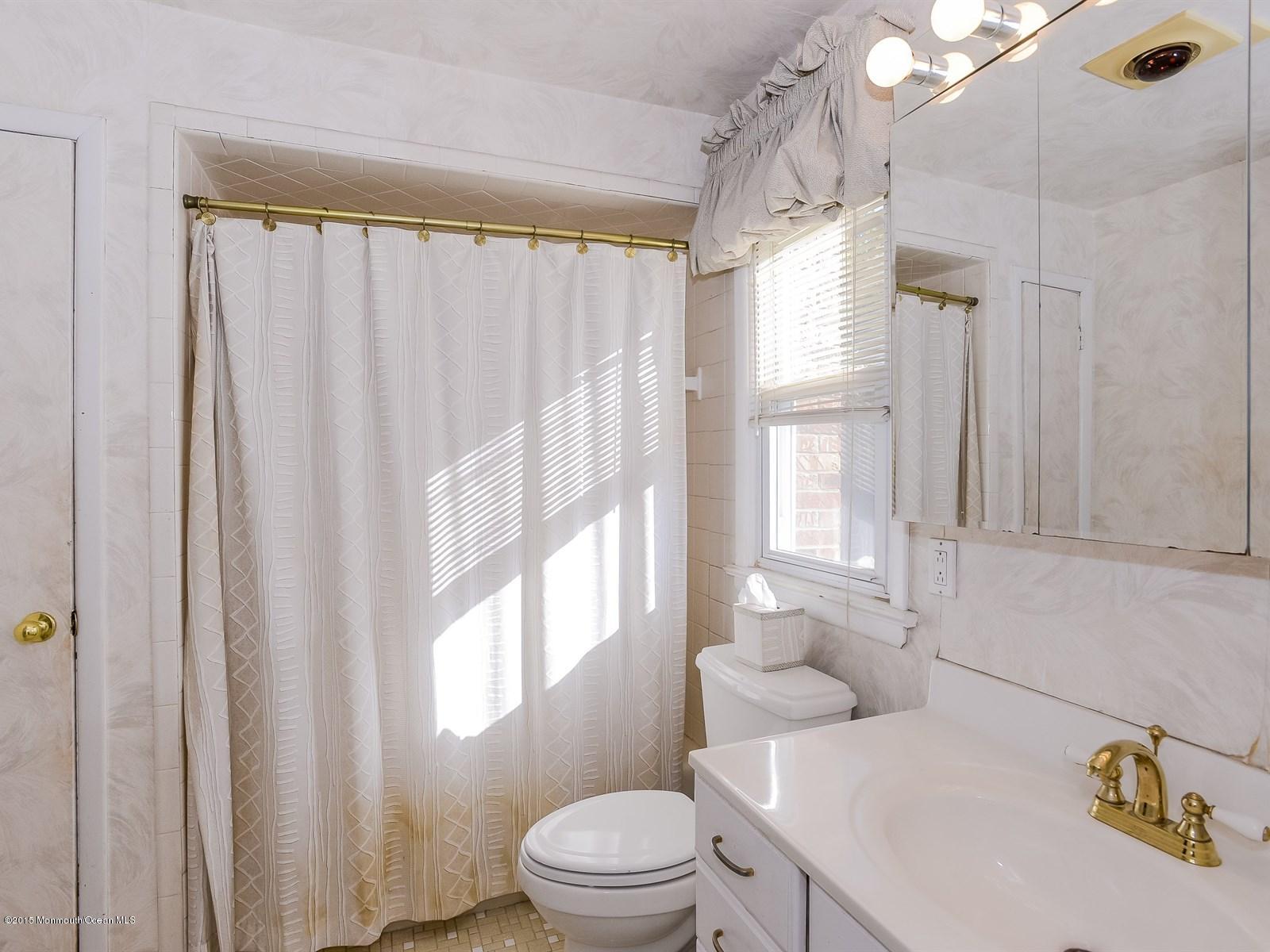 5 Dickson Road Marlboro, NJ 07746 - Photo 21 of 25 020_Full Bath