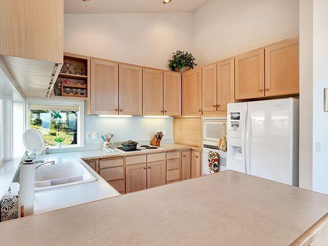 540 Capes Point Tillamook, OR 97141 - Photo 10 of 35 kitchen breakfast bar