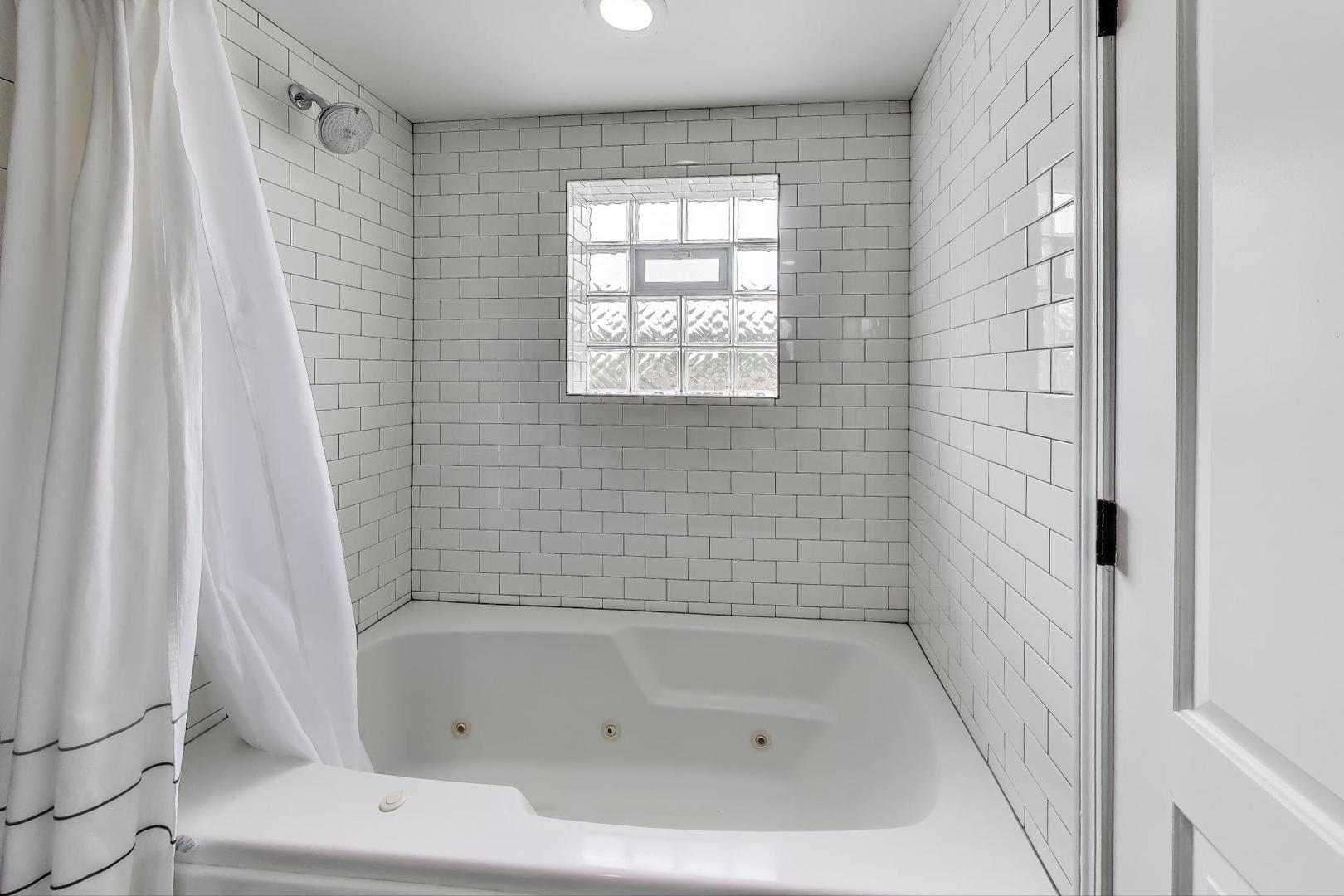 1862 North Halsted Street, Unit 3N Chicago, IL 60614 - Photo 16 of 25 a bathroom with a bathtub