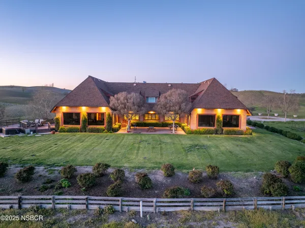 a view of an house with backyard and garden