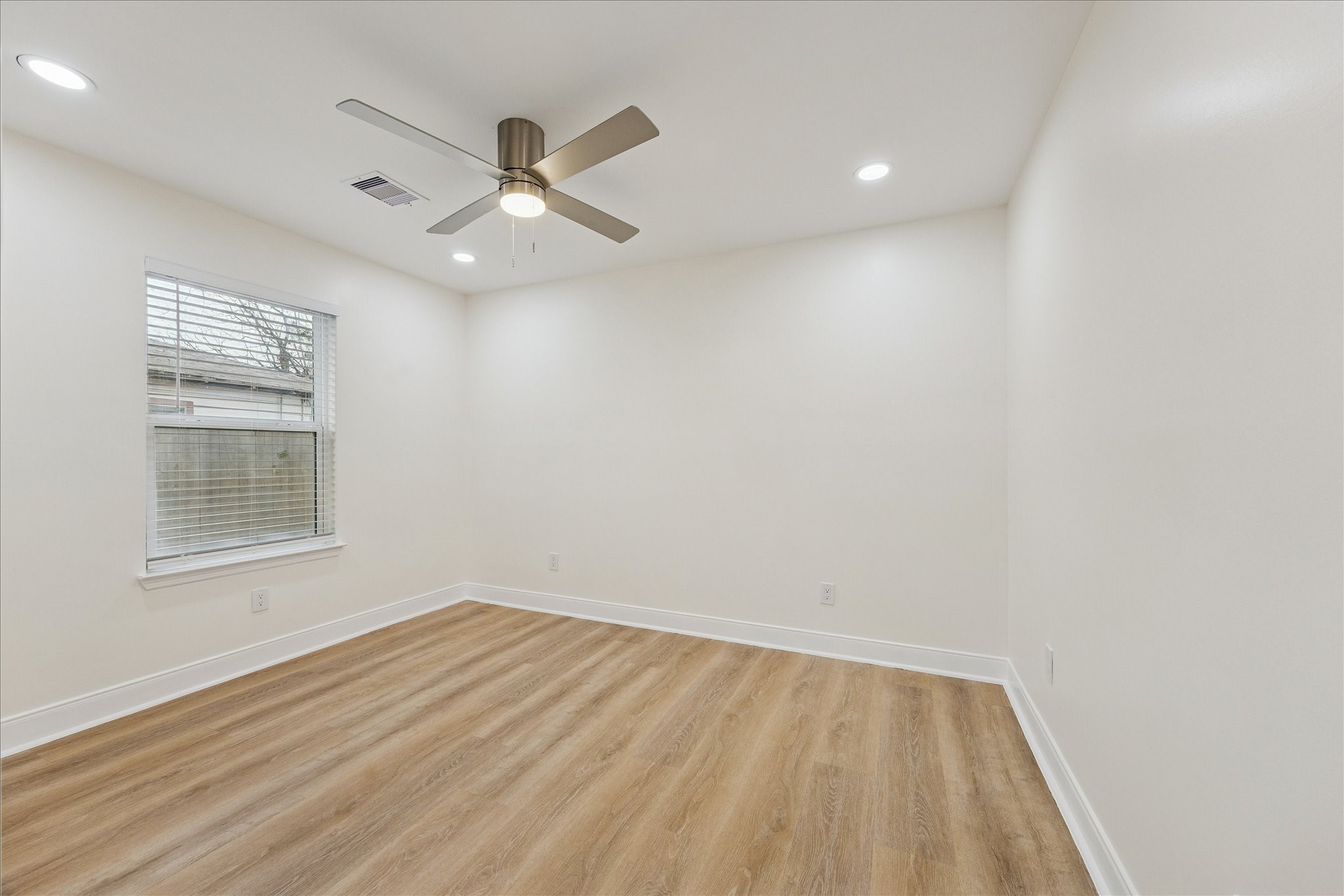 903 East 37th Street Houston, TX 77022 - Photo 13 of 17