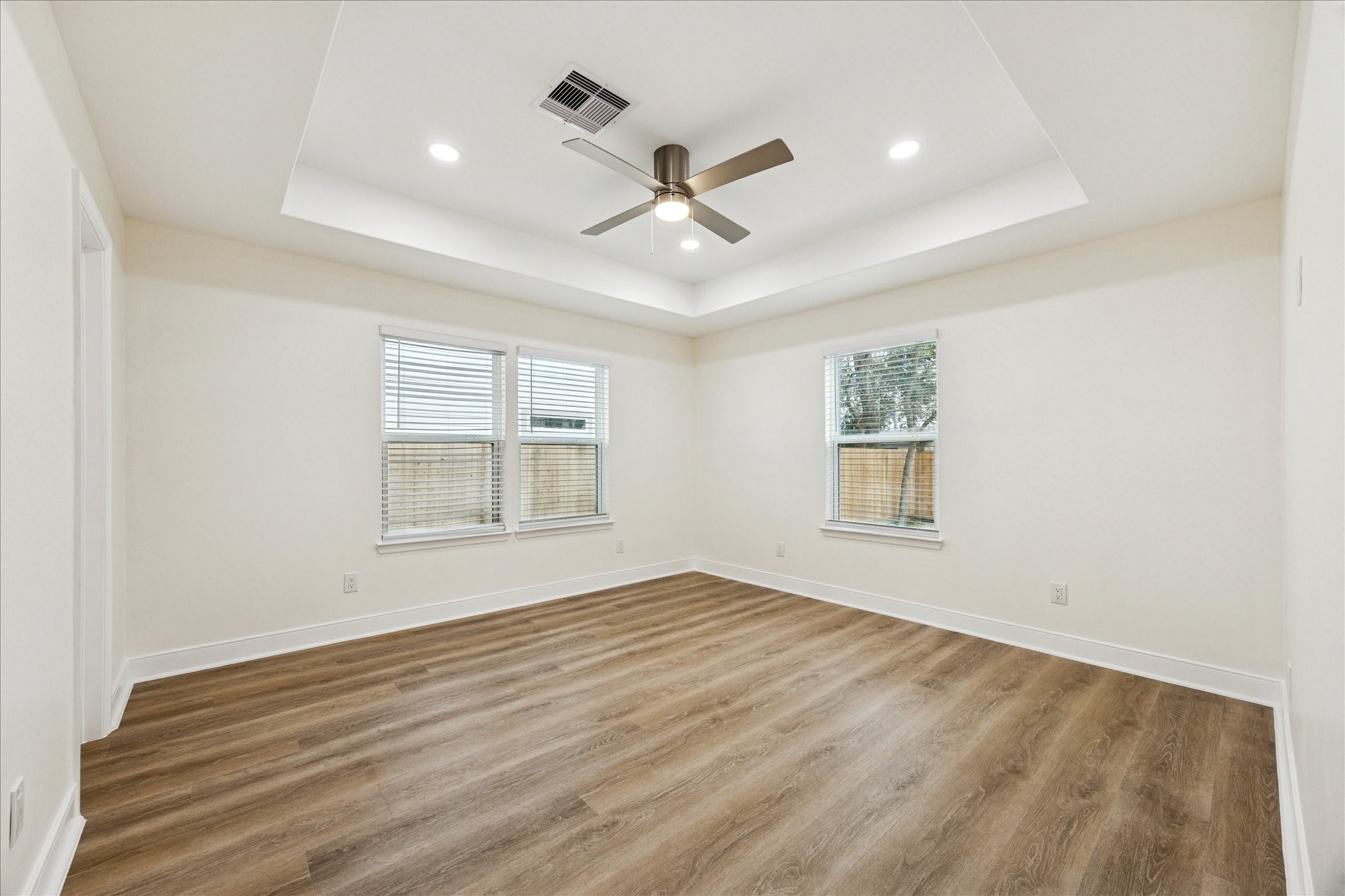 903 East 37th Street Houston, TX 77022 - Photo 4 of 17