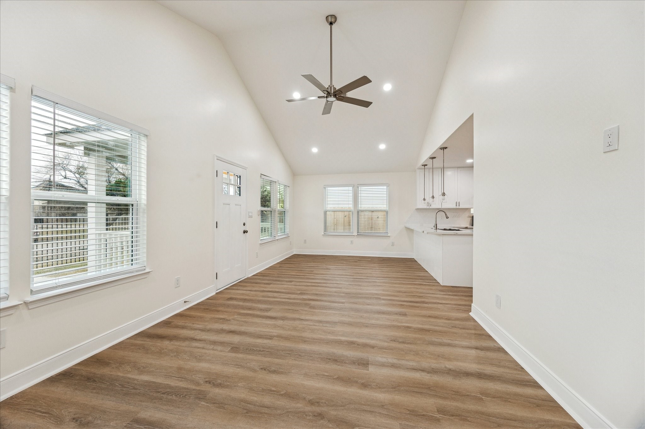 903 East 37th Street Houston, TX 77022 - Photo 7 of 17