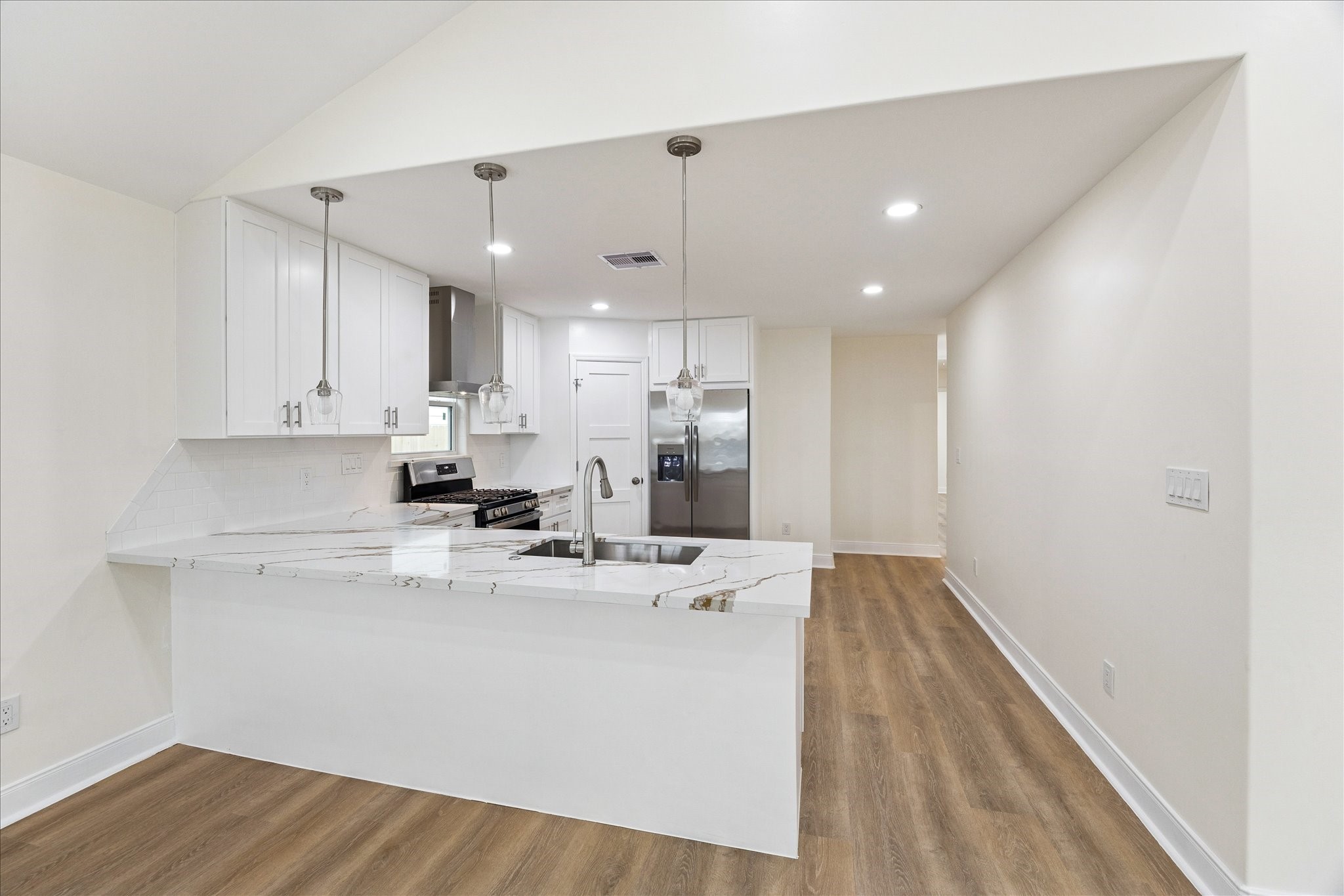 903 East 37th Street Houston, TX 77022 - Photo 8 of 17