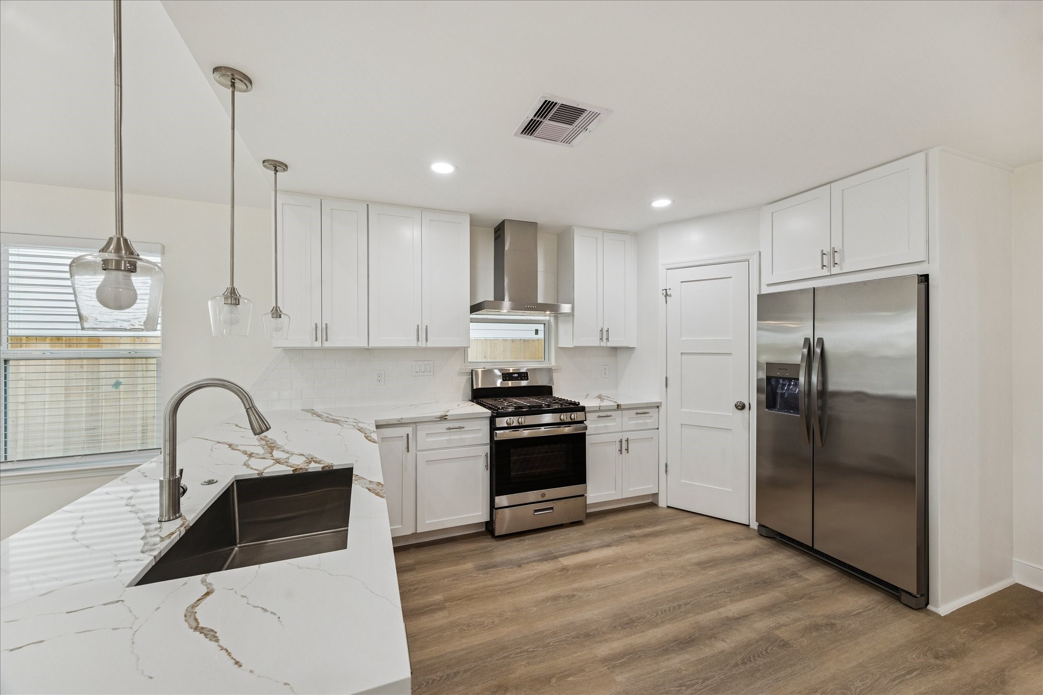 903 East 37th Street Houston, TX 77022 - Photo 10 of 17