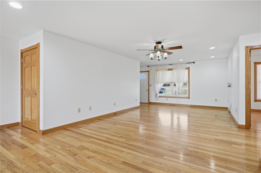 2274 Iowa Road Ottawa, KS 66067 - Photo 4 of 32