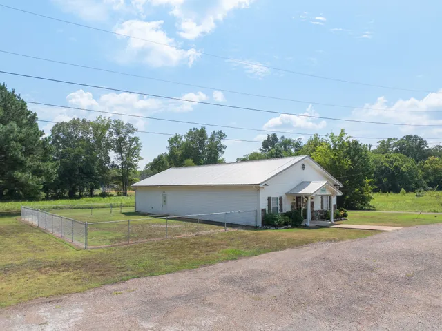 $299,500 | 10366 Highway 100, Scotts Hill, TN 38374
