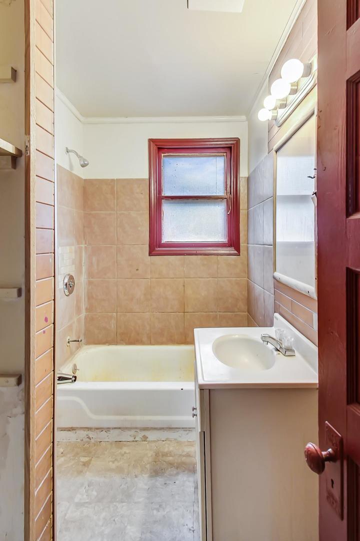 3441 Chicago Road Steger, IL 60475 - Photo 24 of 31 a bathroom with a bathtub and a sink