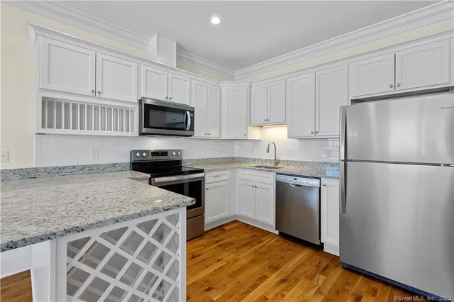 $2,200 | 73 West Main Street, Unit 2, Clinton, CT 06413