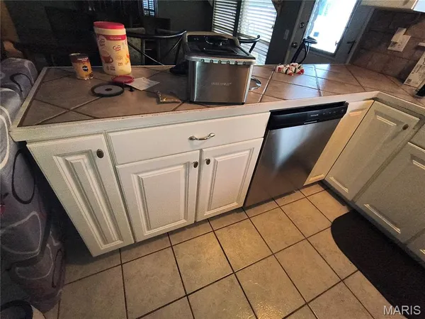 $189,900 | 2703 Aberdeen Drive, Florissant, MO 63033