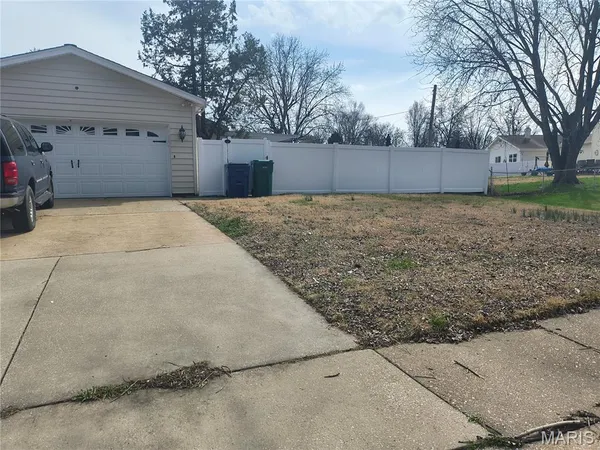 $189,900 | 2703 Aberdeen Drive, Florissant, MO 63033